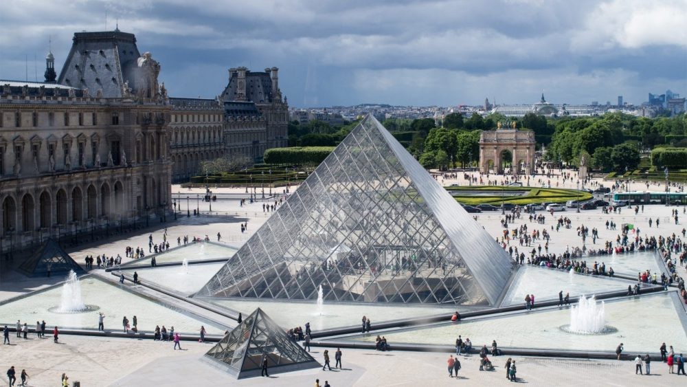 تصویر شماره هرم شیشه ای موزه لوور پاریس، معماری مدرن در دل معماری کلاسیک