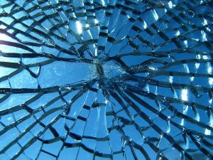 چگونه شیشه شکسته را تعویض کنیم؟